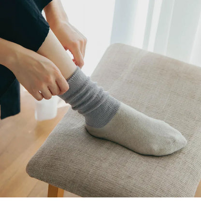 グレーのソックスをフィットさせる動作（床に座った状態）