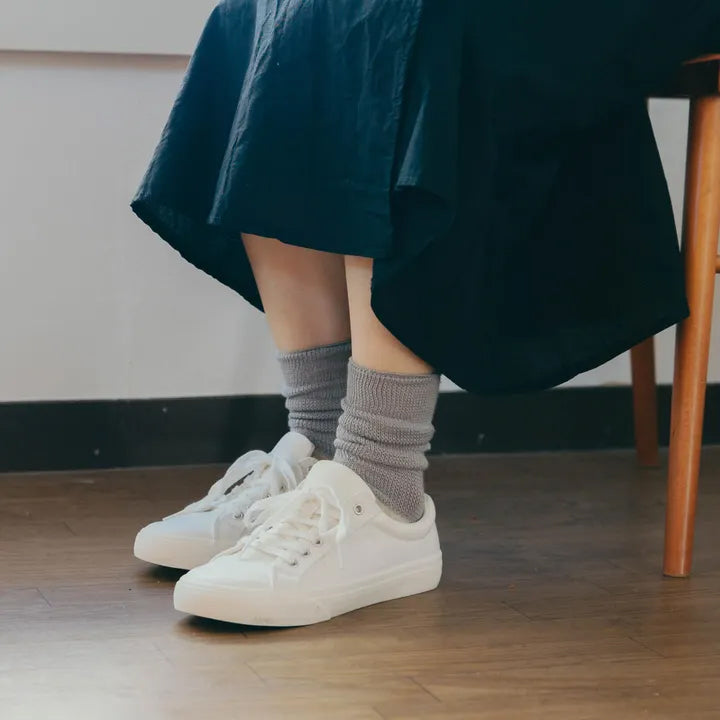 グレーのカラーブロックソックスを履いた女性の足元