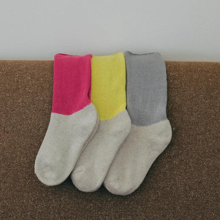 配色ソックス3足セットを並べた写真（グレー背景）