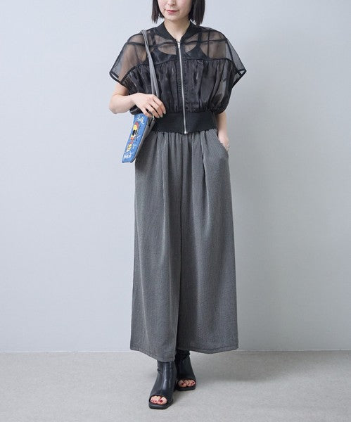 Mikonosublue Storeのサングラスをかけた女の子の刺繍とスパンコールが輝く軽量な2WAYスマホショルダーバッグを斜めがけした女性