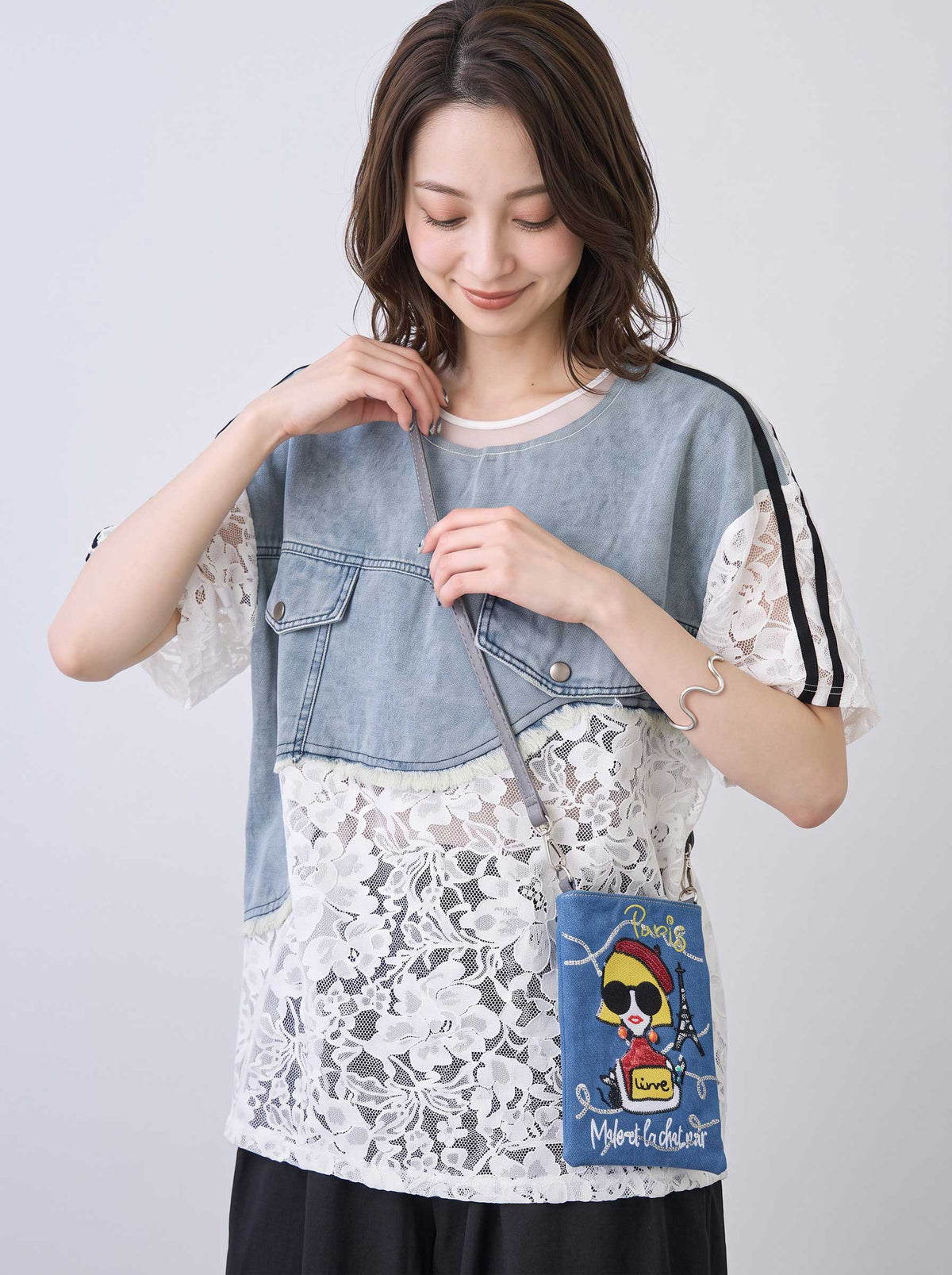 Mikonosublue Storeのサングラスをかけた女の子とパリのモチーフが刺繍されたスパンコール付き2WAYスマホショルダー