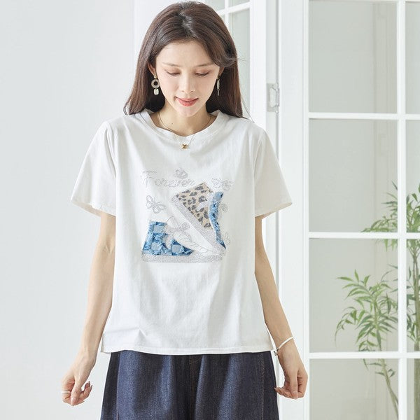 Mikonosublue Storeのラインストーンと異素材パッチワークのスニーカー柄が施されたホワイトの半袖コットンTシャツ