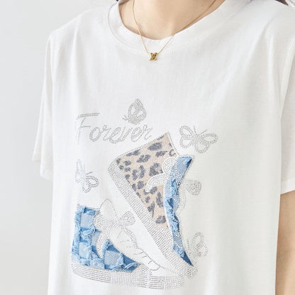 Mikonosublue Storeのホワイト半袖Tシャツ。ラインストーンとレオパード柄パッチワークのスニーカーモチーフが特徴のゆったりとしたコットン混トップス。
