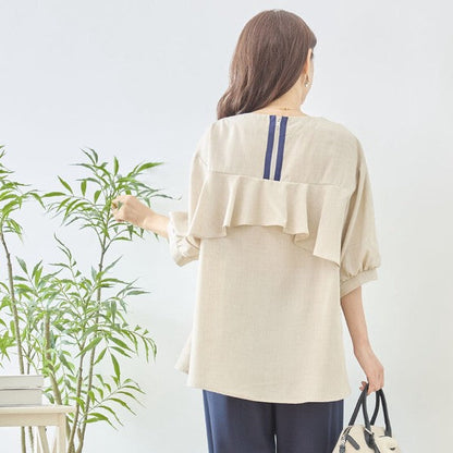 Mikonosublue Storeのベージュのバックフリルトップス。背中にファスナーと2段フリルをあしらった5分袖のAラインブラウス