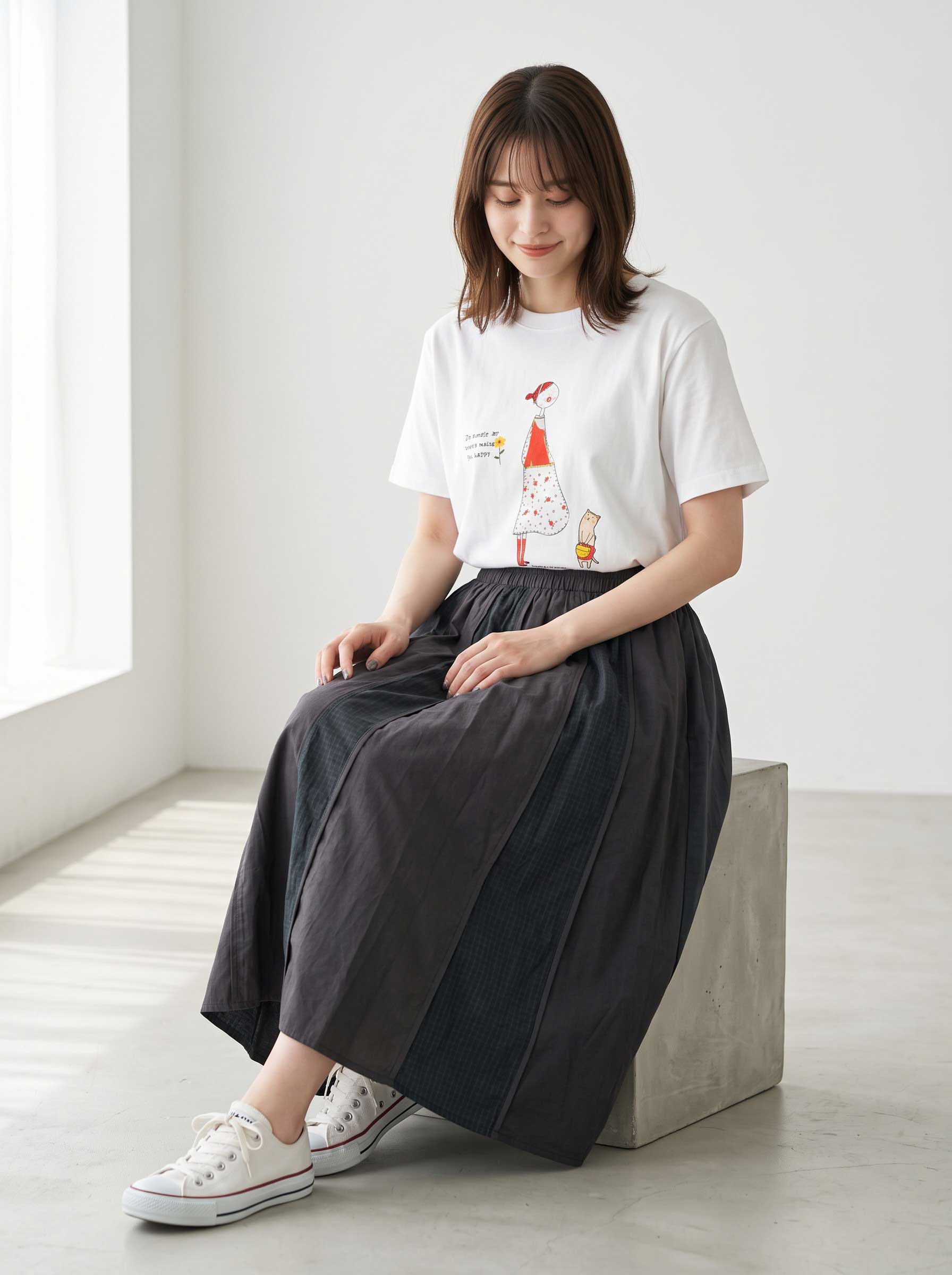 Mikonosublue Storeの異素材切替バルーンスカートを着用し、白いTシャツとスニーカーを合わせた女性のコーディネート