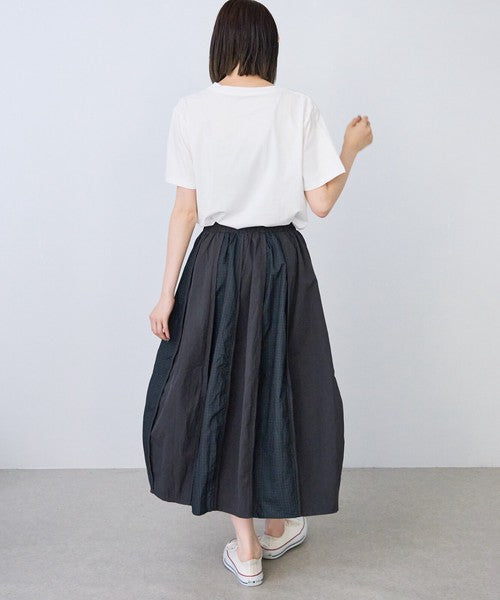Mikonosublue Storeの異素材切替バルーンスカート。チェックとストライプ柄を組み合わせたロング丈で、ふんわりとしたシルエットが特徴。