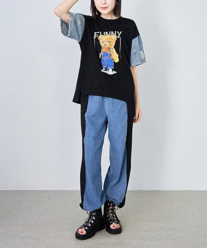Mikonosublue Storeのビジュー付きベアプリントとダメージデニム袖が特徴の黒いドッキングTシャツを着用したモデル
