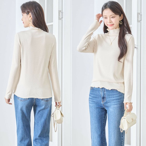 Mikonosublue Storeのベージュのメロウフリルハイネック長袖リブカットソーを着用した女性