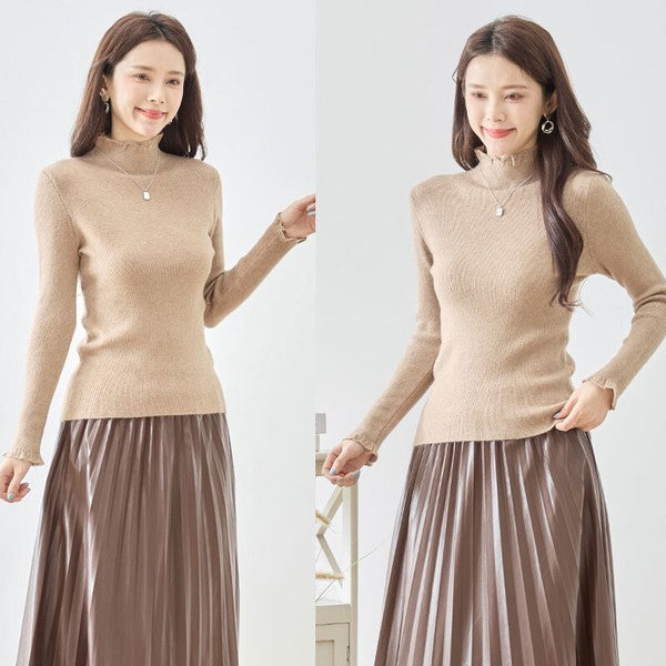 Mikonosublue Storeのベージュのリブニットプルオーバー。首元と袖口のフリルが特徴のハイネック長袖トップス。