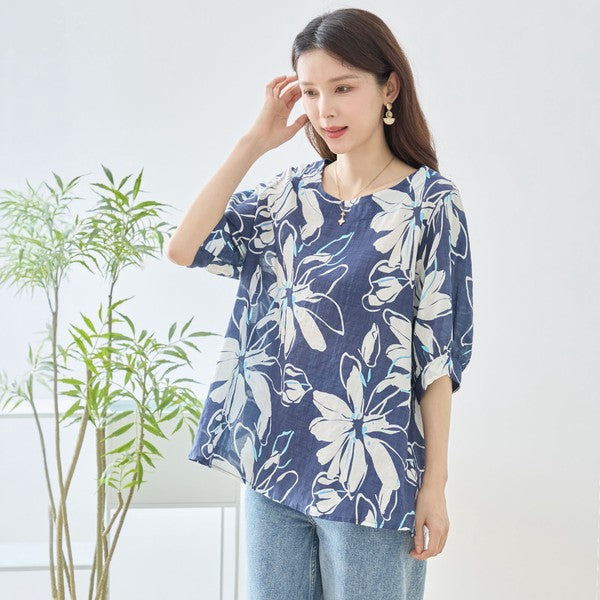 Mikonosublue Storeのネイビー地に白い大きな花柄がプリントされた綿100%のゆったりとしたドルマン袖トップス