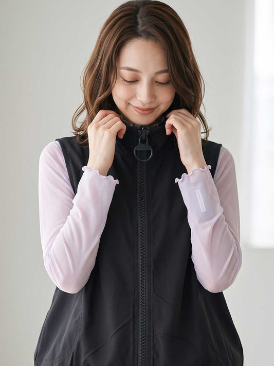 Mikonosublue Storeのブラックのロングジレ。大きなリングジップと丸ポケットが特徴で、軽量なポリスパン素材を使用したゆったりとしたコクーンシルエットのベスト。