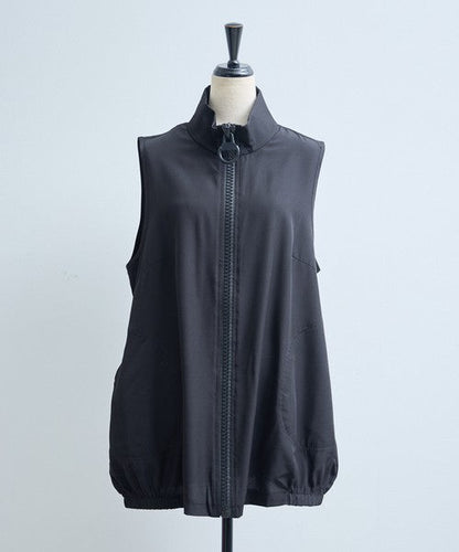 Mikonosublue Storeの黒いロングジレ。大きなリングジップと丸ポケットが特徴で、裾がゴム仕様のコクーンシルエット。