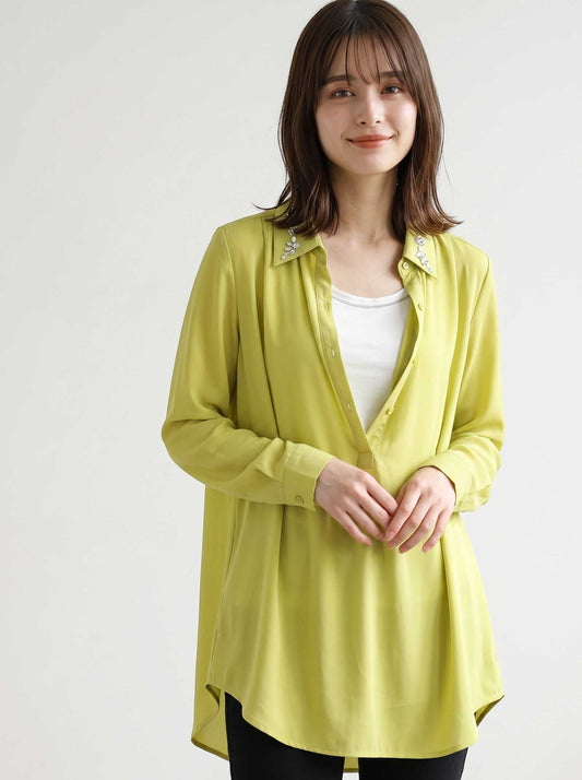 Mikonosublue Storeのビジュー付き長袖シャツとタンクトップの2点セット。ライムグリーンのとろみ素材チュニック丈シャツに、シルバーラメのインナーを合わせた上品なアンサンブル。