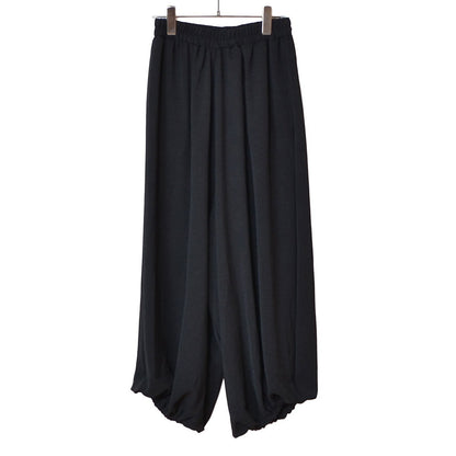 Mikonosublue Storeの黒い無地アラジンパンツ。裾ゴム入りのゆったりとした立体的なシルエットで体型カバーに最適