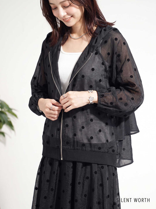 Mikonosublue Storeの黒いフロッキードット柄シアーパーカー。バックフレアで透け感のある上品なジップアップライトアウター。