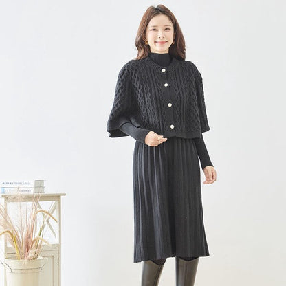 Mikonosublue Storeの黒いケーブル編みボレロとリブニットワンピースのセットアップを着用した女性