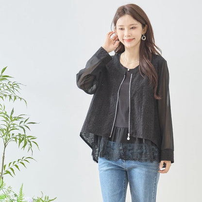 Mikonosublue Storeの黒いシアーレースジャケット。フラワーカットワークとパールボタンが特徴のバックロング丈ライトアウター。
