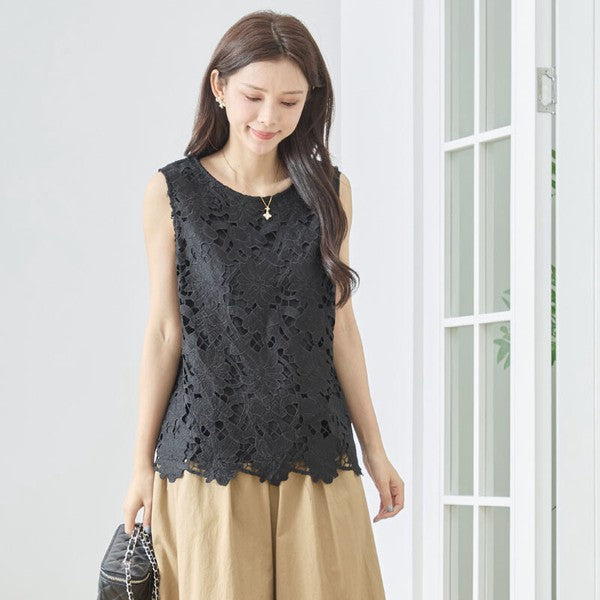 Mikonosublue Storeの黒い花柄カットワークレースノースリーブトップス。裾はスカラップ仕様で、ゆったりとしたシルエットが特徴。