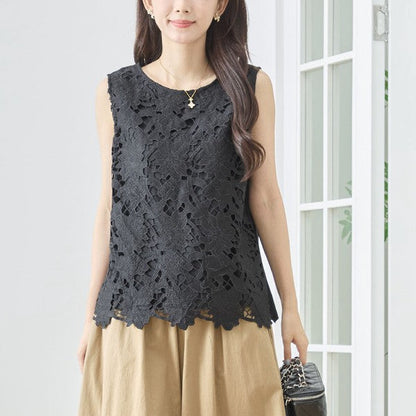 Mikonosublue Storeの黒い花柄カットワークレースノースリーブトップス。裾はスカラップ仕様でゆったりとしたシルエット。