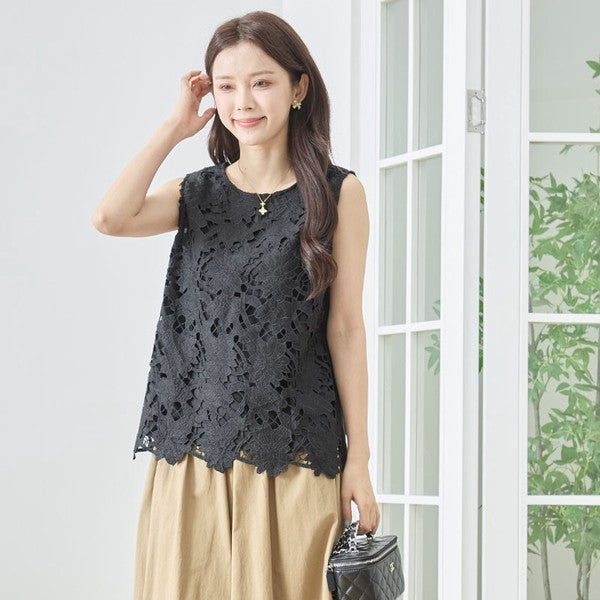 Mikonosublue Storeの黒い花柄カットワークレースノースリーブトップス。裾はスカラップ仕様でゆったりとしたシルエット。