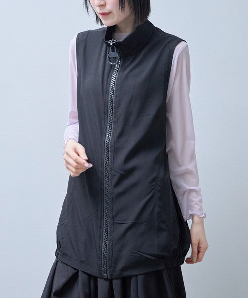 Mikonosublue Storeのブラックのロングジレ。大きなリングジップとコクーンシルエットが特徴の軽量ポリスパン素材のベスト。