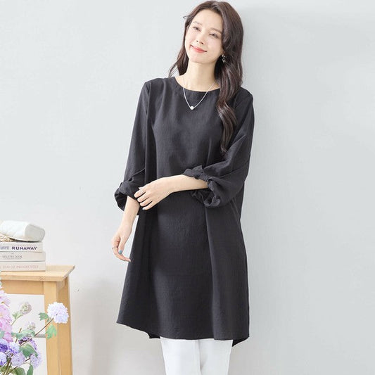 Mikonosublue Storeの袖口リボンが可愛い黒のAラインチュニックワンピース。ゆったりとしたシルエットで体型カバーも叶う七分袖の大人フェミニンな一枚。