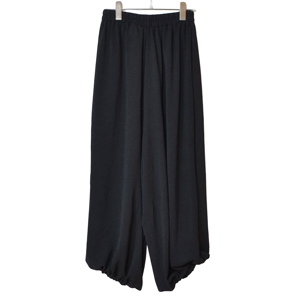 Mikonosublue Storeの黒いアラジンパンツ。裾ゴム仕様で丸みのある立体的なシルエットが特徴のゆったりとしたサルエルパンツ。