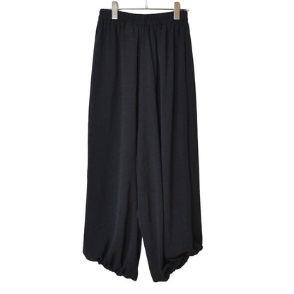 Mikonosublue Storeの黒いアラジンパンツ。裾ゴム仕様で丸みのある立体的なシルエットが特徴のゆったりとしたサルエルパンツ。