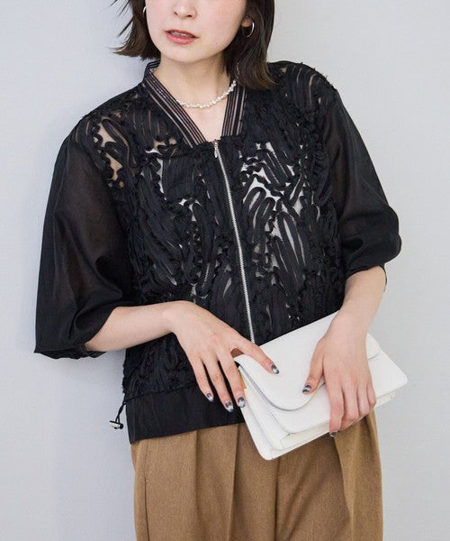 Mikonosublue Storeの黒いコード刺繍入りシアーブルゾン。ジップアップ仕様で裾ドロスト付きのゆったりとした長袖ライトアウター。