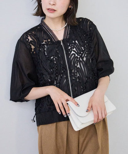 Mikonosublue Storeの黒いコード刺繍入りシアーブルゾン。ジップアップ仕様で裾ドロスト付きのゆったりとした長袖ライトアウター。
