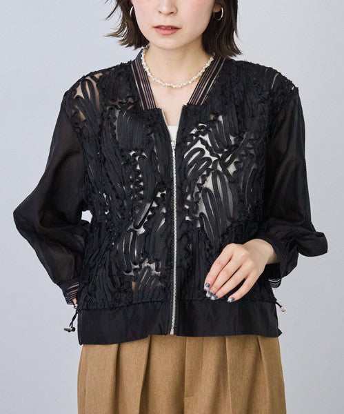 Mikonosublue Storeの黒いコード刺繍入りシアーブルゾン。透け感のある素材と裾ドロスト仕様が特徴の長袖ライトアウター。