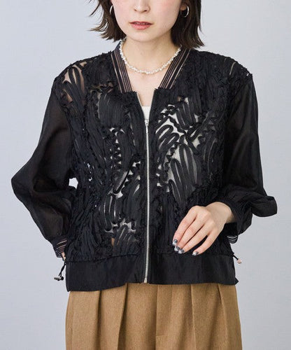 Mikonosublue Storeの黒いコード刺繍入りシアーブルゾン。透け感のある素材と裾ドロスト仕様が特徴の長袖ライトアウター。