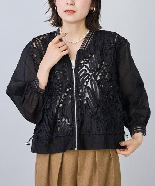 Mikonosublue Storeの黒いコード刺繍入りシアーブルゾン。透け感のある素材と裾ドロスト仕様が特徴の長袖ライトアウター。