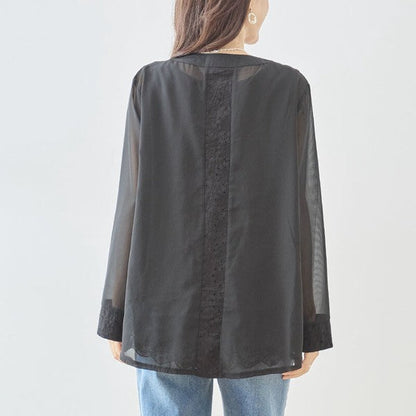 Mikonosublue Storeのバックロング丈シアーレースジャケット。透け感のある黒の異素材切替デザインで、後ろ姿が上品なライトアウター。