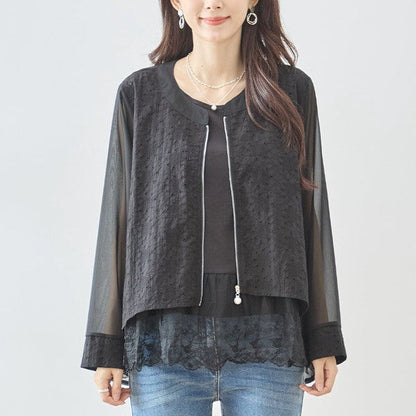 Mikonosublue Storeの黒いシアーレースジャケット。カットワークレースと透け感素材の異素材切替、パールボタン付きジップアップ仕様のバックロング丈ライトアウター。