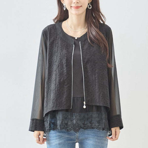 Mikonosublue Storeの黒いシアーレースジャケット。カットワークレースと透け感素材の異素材切替、パールボタン付きジップアップ仕様。