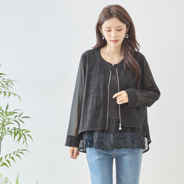 Mikonosublue Storeのブラックのシアーカットワークレースジャケット。パールボタン付きのジップアップでバックロング丈のフェミニンなライトアウター
