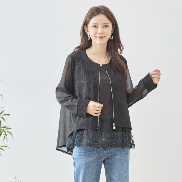 Mikonosublue Storeの黒いシアーレースジャケット。フラワーカットワークとパールボタンが特徴のバックロング丈ライトアウター。