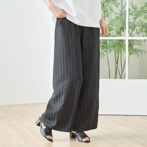 Mikonosublue Storeのブラックのストライプ柄ワイドパンツ。ウエストゴムでゆったりとしたシルエットの美脚パンツ。