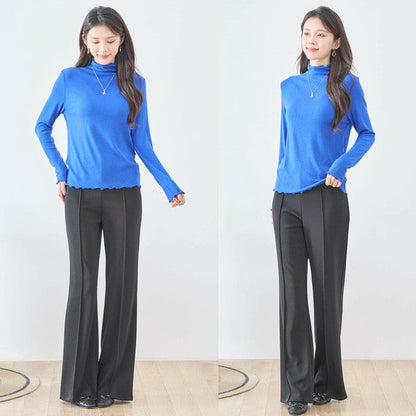Mikonosublue Storeの鮮やかなブルーのハイネックリブカットソー。首元と袖口にメロウフリルをあしらった大人可愛い長袖インナー。