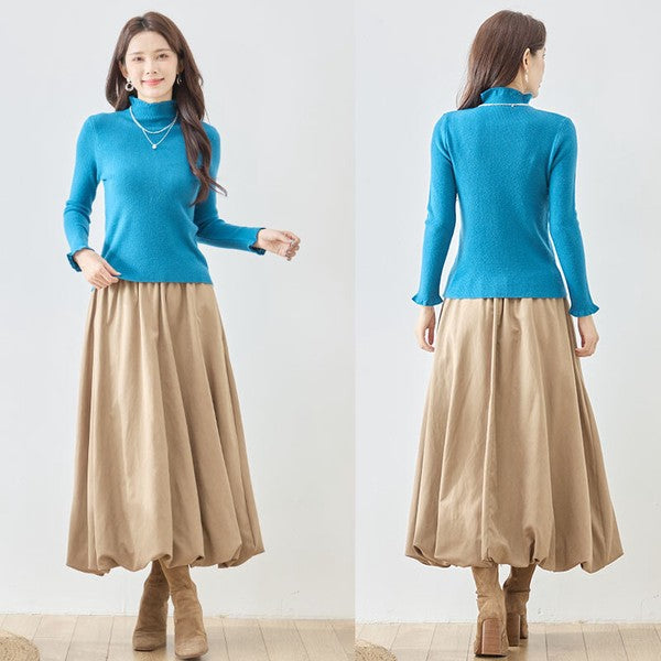Mikonosublue Storeの鮮やかなブルーのフリルハイネックリブニットプルオーバーを着用した女性の前後姿