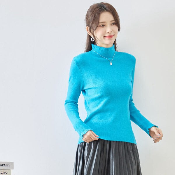 Mikonosublue Storeの鮮やかなブルーのハイネックリブニットプルオーバー。首元と袖口のフリルが特徴のフェミニンな長袖トップス。