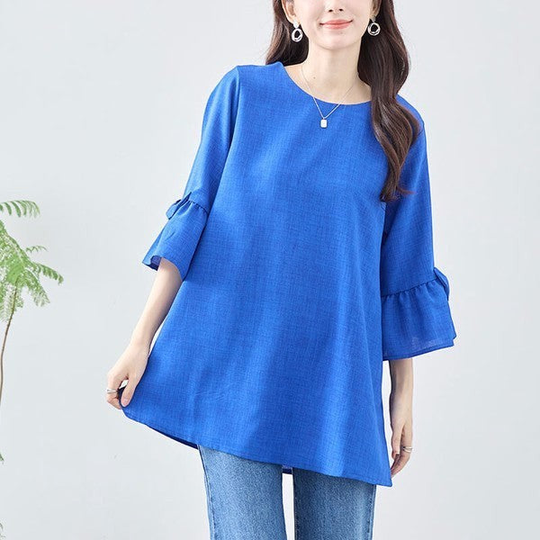 Mikonosublue Storeの鮮やかなブルーの七分袖チュニック。袖口のリボンとふんわり広がるAラインシルエットが特徴のポリエステル製ブラウス。