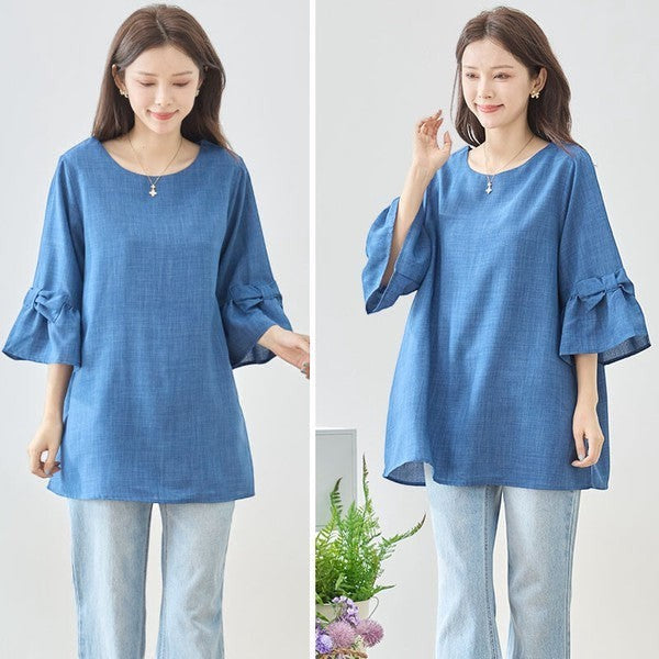 Mikonosublue Storeの袖リボン付き七分袖Aラインチュニック。青色のポリエステル素材で、ふんわりとしたフレアシルエットが特徴の体型カバーブラウス。