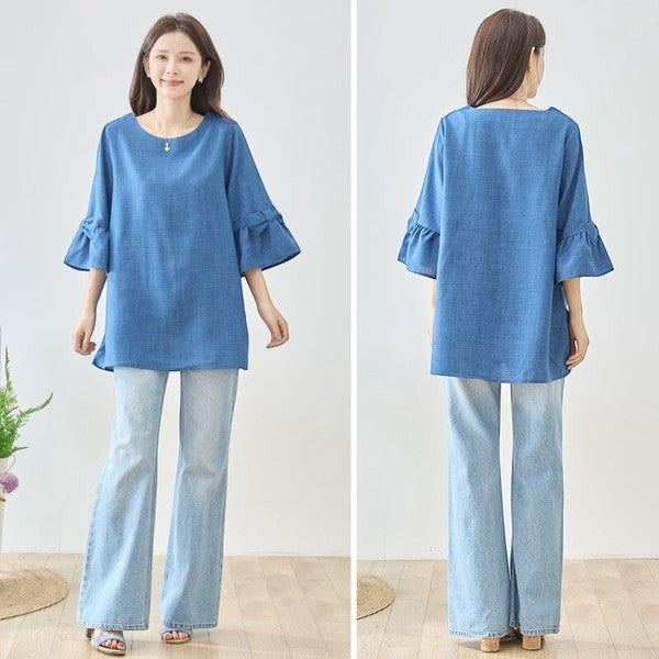 Mikonosublue Storeの袖リボン付きブルーチュニックブラウス。七分袖のAラインシルエットで体型カバーも叶うフェミニンなデザイン。