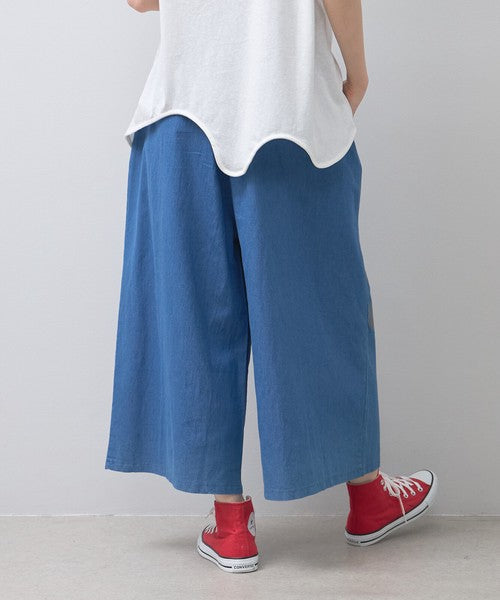 Mikonosublue Storeの青いワイドパンツ。綿混素材でゆったりとしたシルエット、夏に涼しいリラックススタイル。