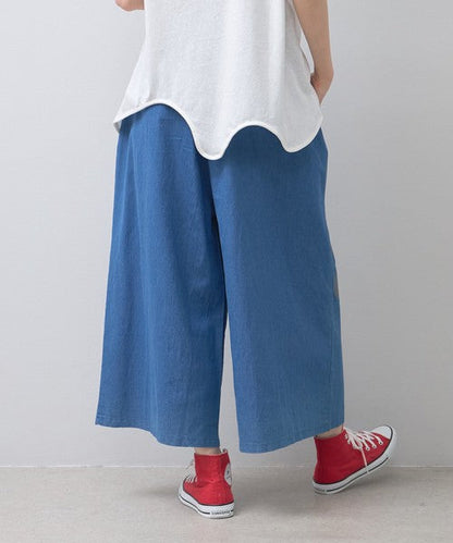 Mikonosublue Storeの青いワイドパンツ。綿混素材でゆったりとしたシルエット、夏に涼しいリラックススタイル。