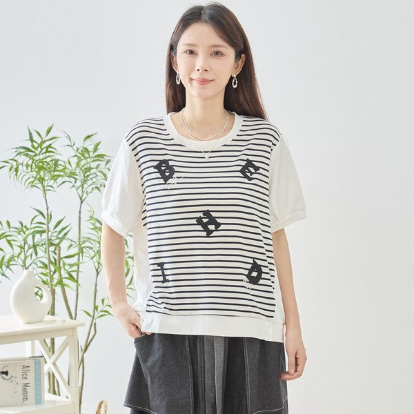 Mikonosublue Storeのアルファベット刺繍入りボーダー切り替え半袖Tシャツ。ゆったりとしたシルエットで体型カバーも叶う綿混ストレッチ素材のトップス。