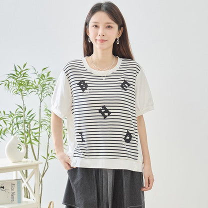 Mikonosublue Storeのアルファベット刺繍入りボーダー切り替え半袖Tシャツ。ゆったりとしたシルエットで体型カバーも叶う綿混ストレッチ素材のトップス。