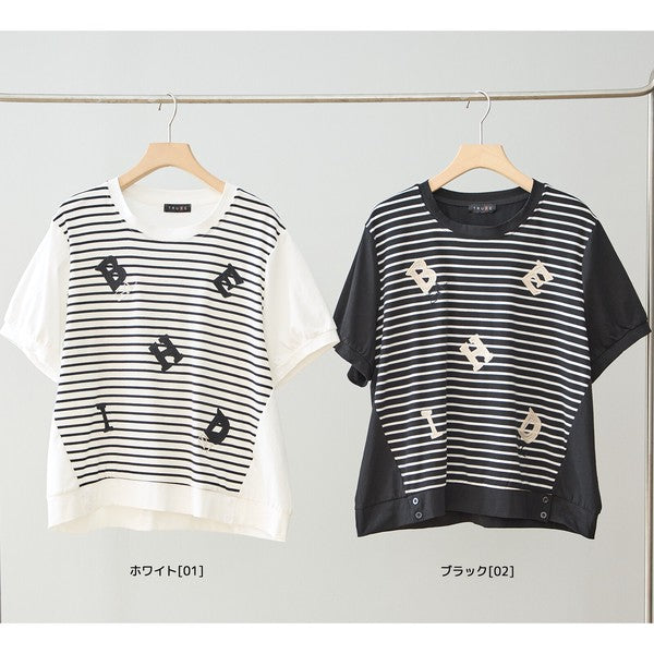 Mikonosublue Storeのアルファベット刺繍入りボーダー切り替え半袖Tシャツ。ホワイトとブラックの2色展開で、ゆったりとしたシルエットと着痩せ効果のあるデザインが特徴。